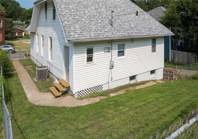 Photo 5 of Sale Pending at 1111 N 18th Street, Saint Joseph, MO 64501 | MLS# 2635299 | Listing updated on 2026-08-12