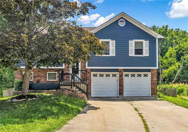 Photo 1 of Single family home for sale at 405 Se Onyx Cir, Lees Summit, MO 64063 | MLS# 2635313 | Listing updated on 2026-08-12