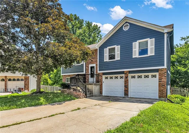Photo 2 of Single family home for sale at 405 Se Onyx Cir, Lees Summit, MO 64063 | MLS# 2635313 | Listing updated on 2026-08-12