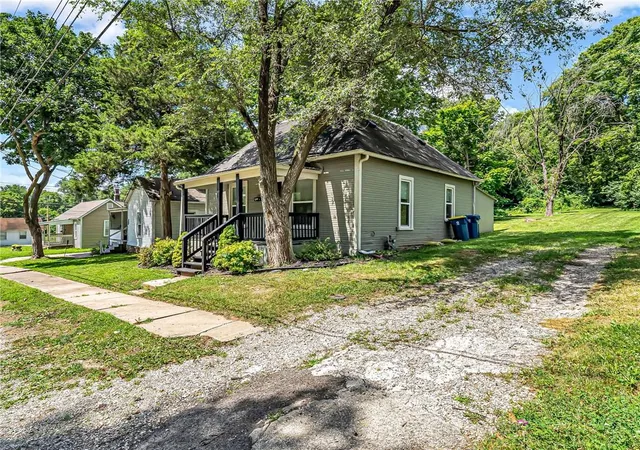 3rd image of 510 N Grover St, Liberty, MO 64068 | MLS# 2635316