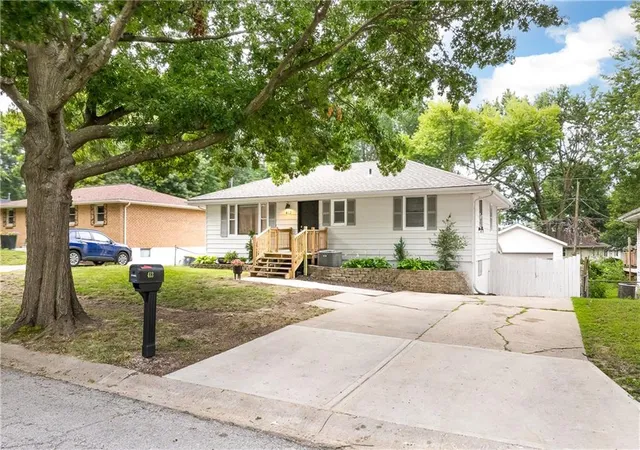 Photo 2 of Sale Pending at 413 Nw 88th Terrace, Kansas City, MO 64155 | MLS# 2635319 | Listing updated on 2026-08-25