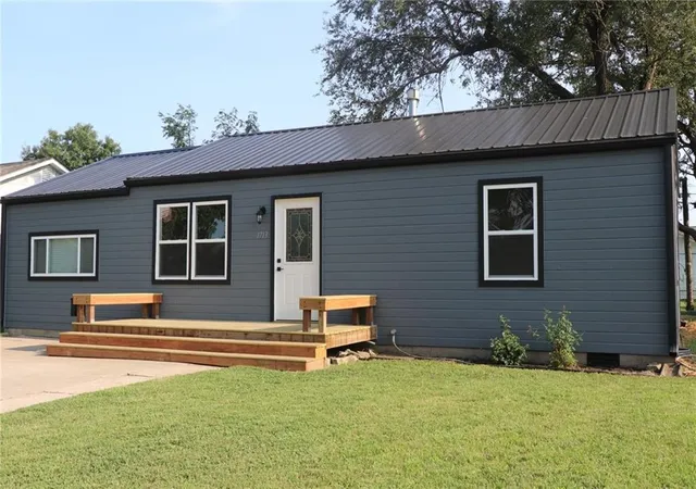 2nd image of 1713 Main St, Osawatomie, KS 66064 | MLS# 2635322