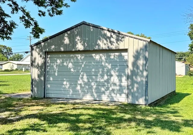 2nd image of 111 E Poplar St, El Dorado Springs, MO 64744 | MLS# 2635328