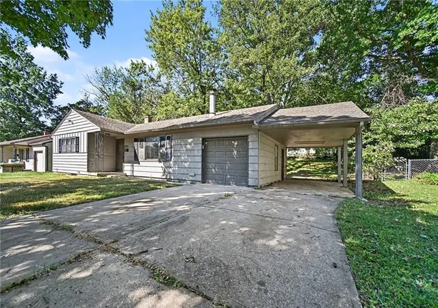 Photo 3 of Single family home for sale at 5816 Oxford Ave, Raytown, MO 64133 | MLS# 2635329 | Listing updated on 2026-10-02