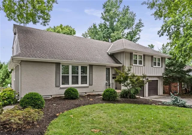 Photo 3 of Sale Pending at 9439 Connell Dr, Overland Park, KS 66212 | MLS# 2635336 | Listing updated on 2026-08-18