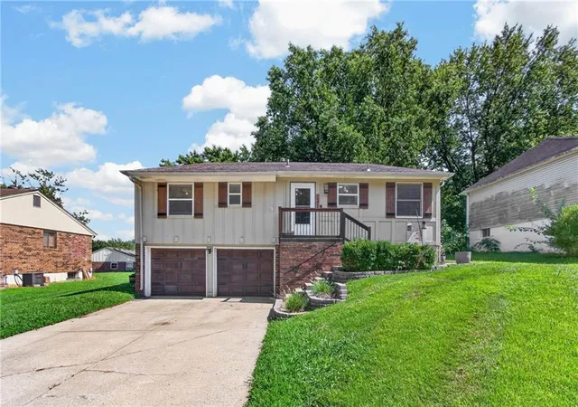 Photo 1 of Sale Pending at 1216 Nw Somerset Ct, Blue Springs, MO 64015 | MLS# 2635345 | Listing updated on 2026-09-06