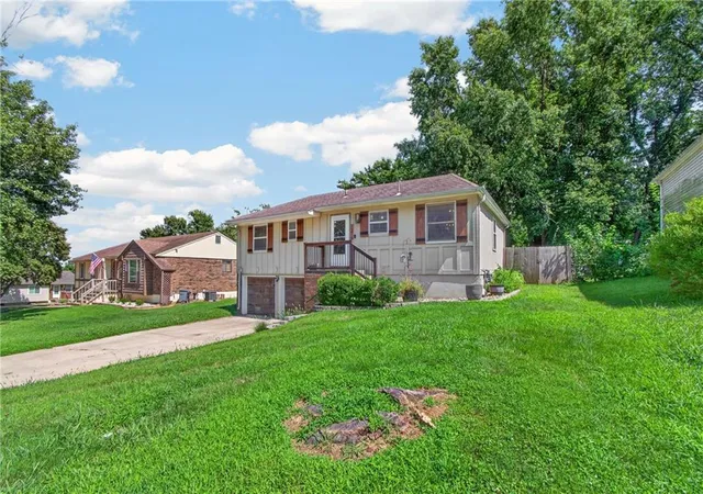 Photo 2 of Sale Pending at 1216 Nw Somerset Ct, Blue Springs, MO 64015 | MLS# 2635345 | Listing updated on 2026-09-06