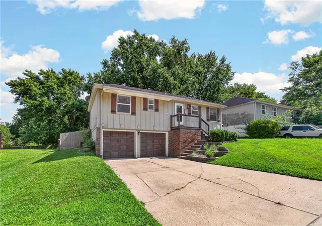 Photo 3 of Sale Pending at 1216 Nw Somerset Ct, Blue Springs, MO 64015 | MLS# 2635345 | Listing updated on 2026-09-06