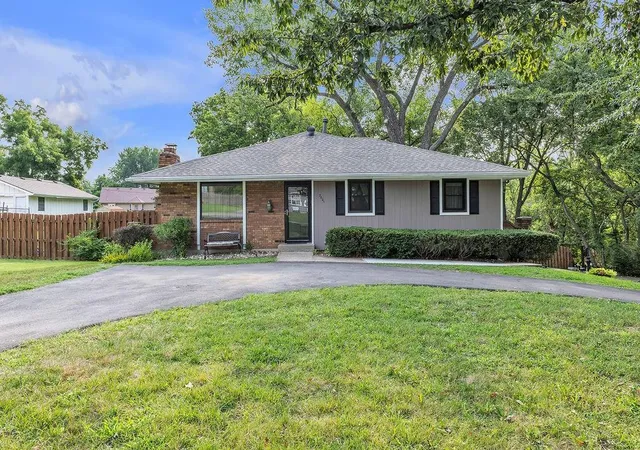 1st image of 7001 N Highland Ave, Kansas City, MO 64118 | MLS# 2635347