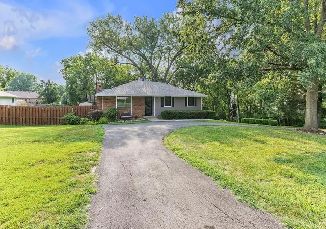 2nd image of 7001 N Highland Ave, Kansas City, MO 64118 | MLS# 2635347