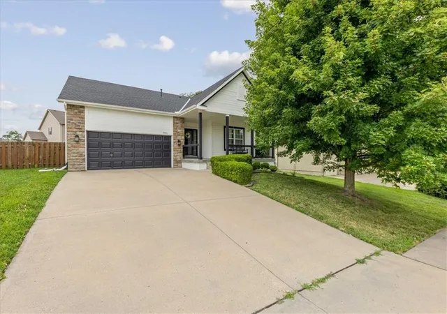 2nd image of 3901 Nw Old Stagecoach Rd, Kansas City, MO 64154 | MLS# 2635364