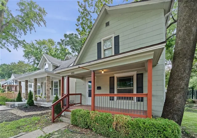 Photo 3 of Single family home for sale at 4333 Bell St, Kansas City, MO 64111 | MLS# 2635370 | Listing updated on 2026-09-06