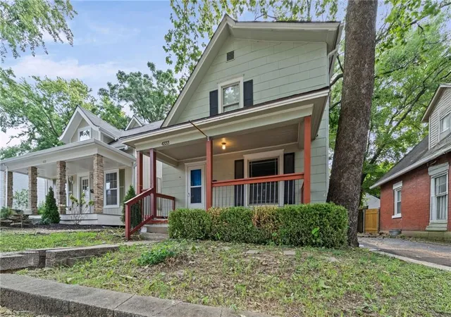 Photo 1 of Single family home for sale at 4333 Bell St, Kansas City, MO 64111 | MLS# 2635370 | Listing updated on 2026-09-06