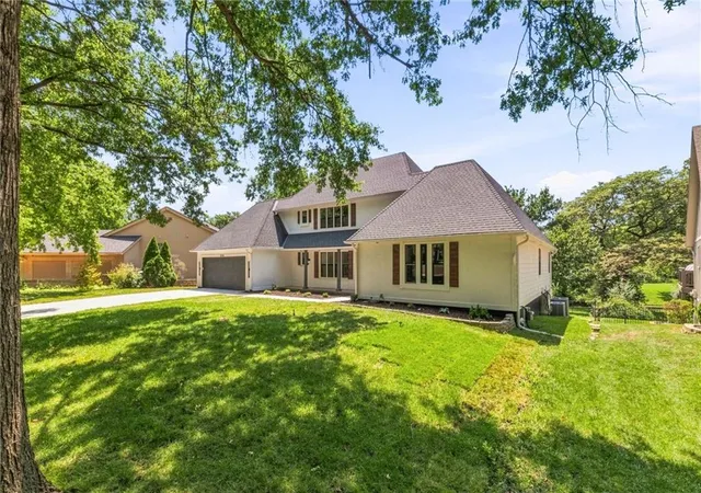 2nd image of 10140 Mackey St, Overland Park, KS 66212 | MLS# 2635372
