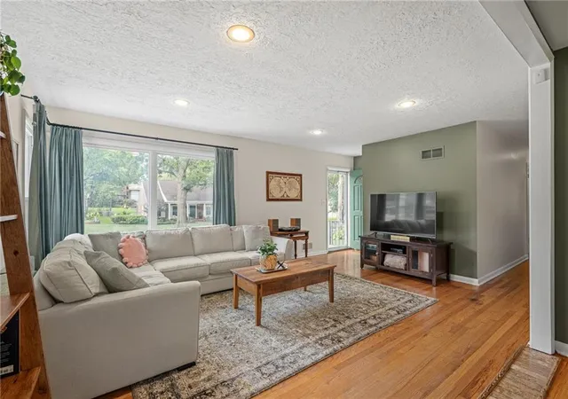 Photo 3 of Sale Pending at 8608 Belleview Ave, Kansas City, MO 64114 | MLS# 2635375 | Listing updated on 2026-08-26