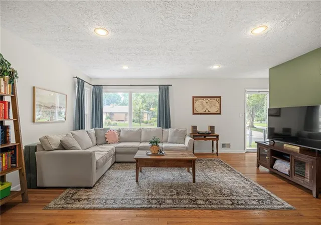 Photo 3 of Sale Pending at 8608 Belleview Ave, Kansas City, MO 64114 | MLS# 2635375 | Listing updated on 2026-08-26