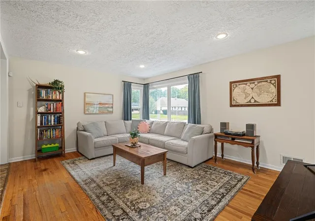 Photo 4 of Sale Pending at 8608 Belleview Ave, Kansas City, MO 64114 | MLS# 2635375 | Listing updated on 2026-08-26