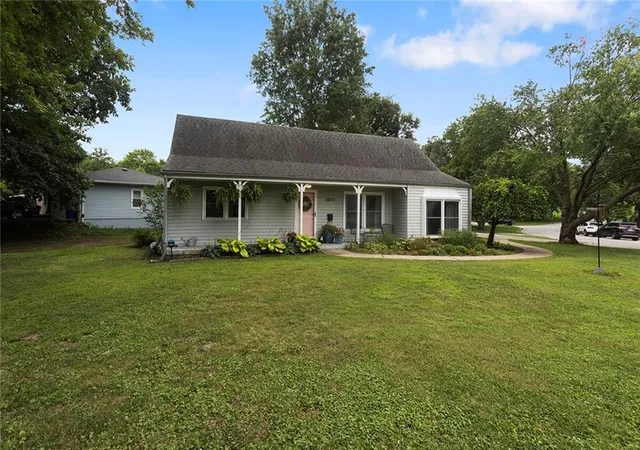 2nd image of 2003 Ne 60th Ter, Kansas City, MO 64118 | MLS# 2635387