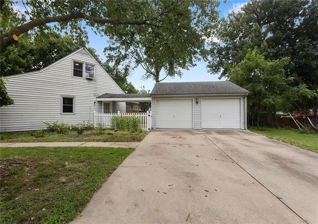 Photo 3 of Sale Pending at 2003 NE 60th Terrace, Kansas City, MO 64118 | MLS# 2635387 | Listing updated on 2026-08-19