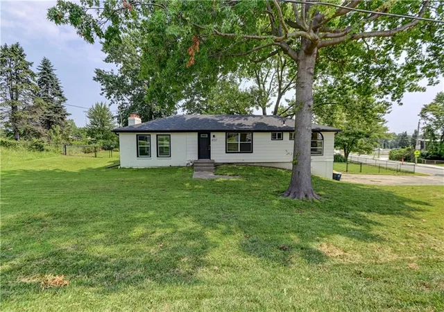Photo 2 of Single family home for sale at 8717 Old Stagecoach Rd, Kansas City, MO 64154 | MLS# 2635390 | Listing updated on 2026-09-03