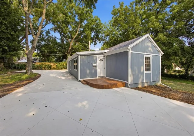2nd image of 6818 Agnes Ave, Kansas City, MO 64132 | MLS# 2635409