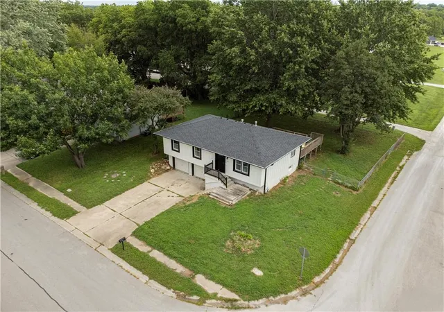 Photo 1 of Sale Pending at 1509 Se Royal St, Oak Grove, MO 64075 | MLS# 2635415 | Listing updated on 2026-09-01