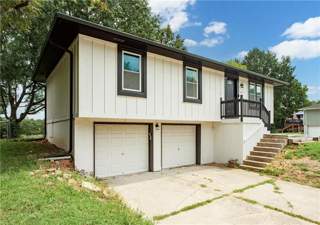 Photo 2 of Sale Pending at 1509 Se Royal St, Oak Grove, MO 64075 | MLS# 2635415 | Listing updated on 2026-09-01
