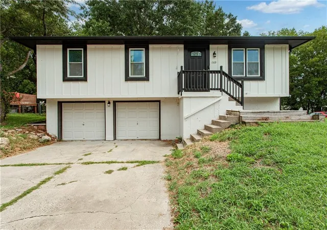 Photo 3 of Sale Pending at 1509 Se Royal St, Oak Grove, MO 64075 | MLS# 2635415 | Listing updated on 2026-09-01