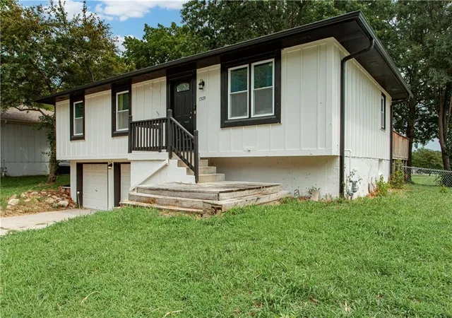 Photo 3 of Sale Pending at 1509 SE Royal St, Oak Grove, MO 64075 | MLS# 2635415 | Listing updated on 2026-09-01