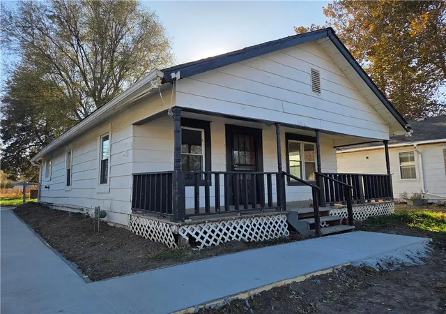1st image of 1006 W Cliff St, Saint Joseph, MO 64504 | MLS# 2635419