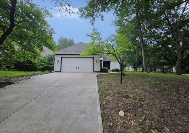 Photo 2 of Sale Pending at 11695 Bradshaw St, Overland Park, KS 66210 | MLS# 2635422 | Listing updated on 2026-08-13
