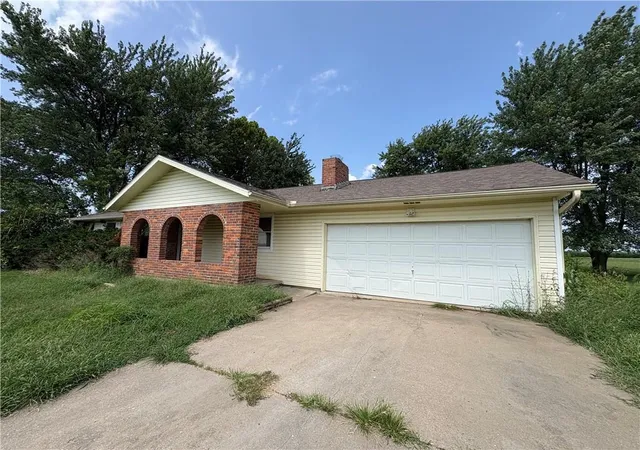 3rd image of 720 Meadow Ln, Nevada, MO 64772 | MLS# 2635425