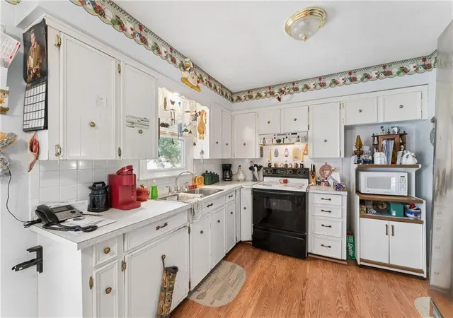 Photo 3 of Single family home for sale at 9812 Hillcrest Rd, Kansas City, MO 64134 | MLS# 2635432 | Listing updated on 2026-08-28
