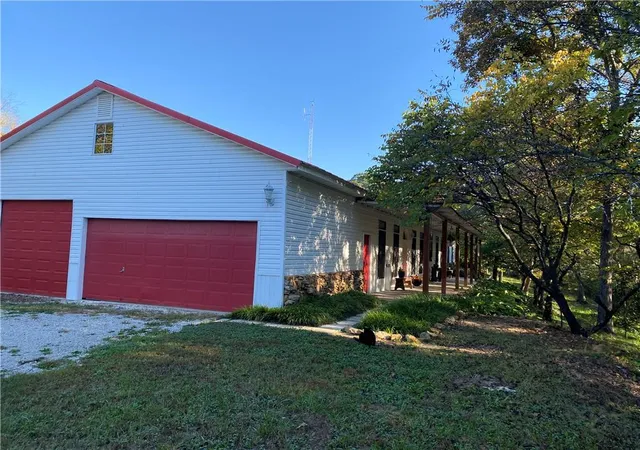 Photo 2 of Single family home for sale at 321 Nw 1071st Road, Centerview, MO 64093 | MLS# 2635435 | Listing updated on 2026-10-12