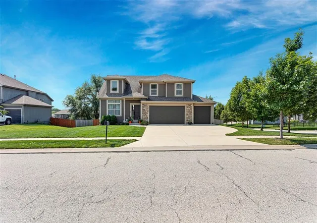 1st image of 19645 W 120th Ter, Olathe, KS 66061 | MLS# 2635448