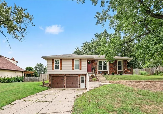 Single family home for sale at 7013 N Winan Ave, Kansas City, MO 64152 | MLS# 2635467