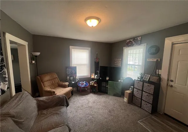 2nd image of 2905 E 61st St, Kansas City, MO 64130 | MLS# 2635469
