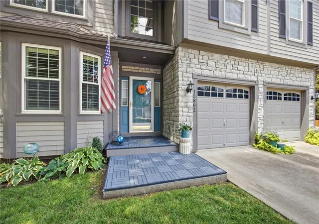 2nd image of 15802 S Lindenwood Dr, Olathe, KS 66062 | MLS# 2635470