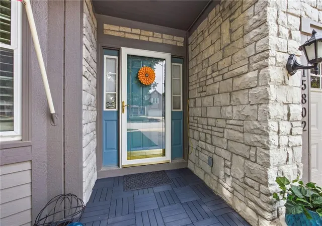 3rd image of 15802 S Lindenwood Dr, Olathe, KS 66062 | MLS# 2635470