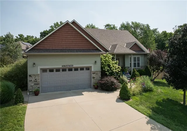 2nd image of 627 Oakmont Dr, Warrensburg, MO 64093 | MLS# 2635477