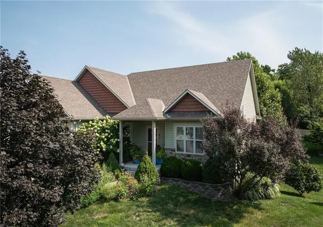 Photo 4 of Sale Pending at 627 Oakmont Dr, Warrensburg, MO 64093 | MLS# 2635477 | Listing updated on 2026-09-04
