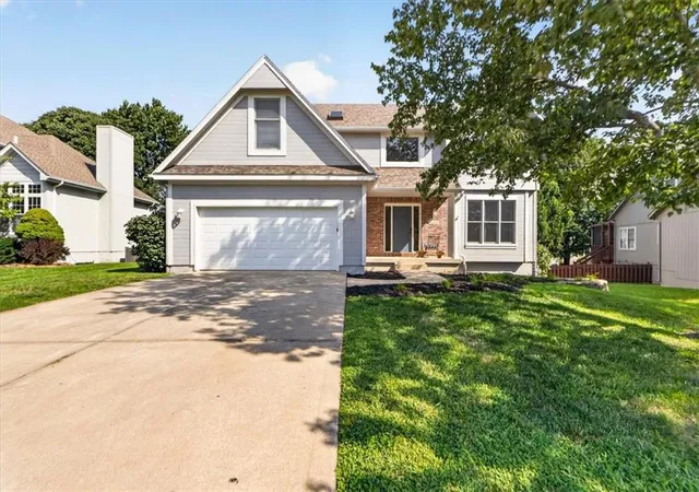 1st image of 1037 Sw Sunflower Dr, Lees Summit, MO 64081 | MLS# 2635478