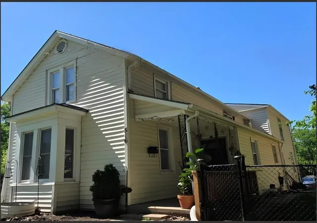 Single family home for sale at 516 Linn St, Leavenworth, KS 66048 | MLS# 2635481