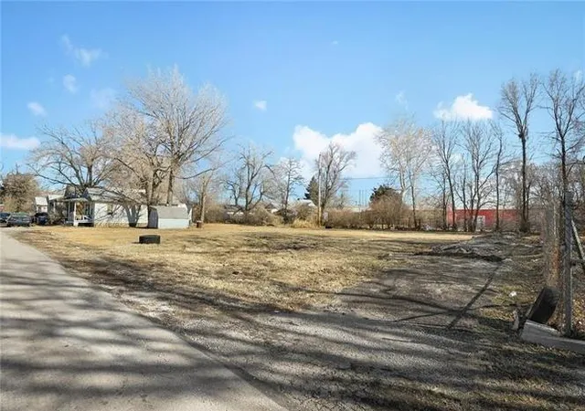 Listing Photo 4 - Condo for sale in building located at 1047 N Agnes Ave, Kansas City, MO 64120