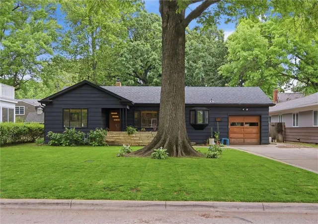 3rd image of 1506 University Dr, Lawrence, KS 66044 | MLS# 2635485