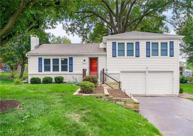 Photo 1 of Single family home for sale at 10200 Outlook Dr, Overland Park, KS 66207 | MLS# 2635496 | Listing updated on 2026-10-06