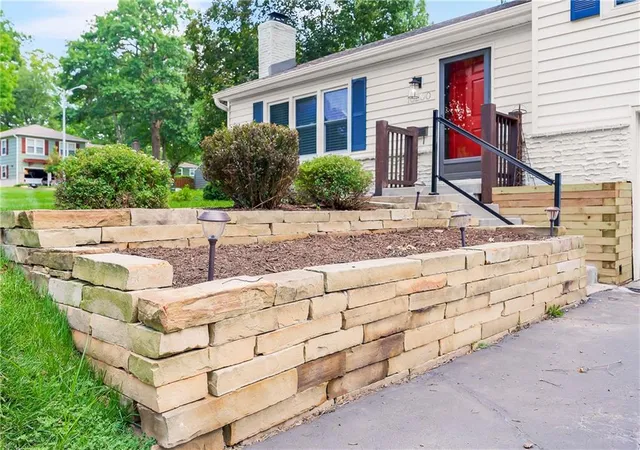 2nd image of 10200 Outlook Dr, Overland Park, KS 66207 | MLS# 2635496