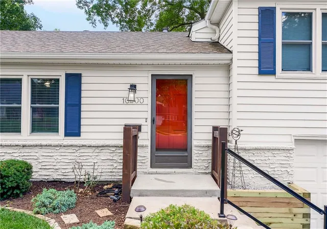 3rd image of 10200 Outlook Dr, Overland Park, KS 66207 | MLS# 2635496