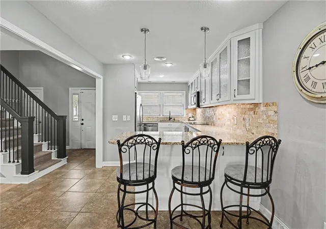 Photo 4 of Sale Pending at 221 Woodbridge Ln, Kansas City, MO 64145 | MLS# 2635497 | Listing updated on 2026-08-24