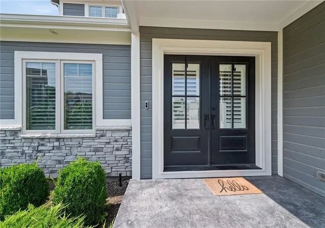 2nd image of 5999 N Oak Creek Ct, Kansas City, MO 64152 | MLS# 2635506